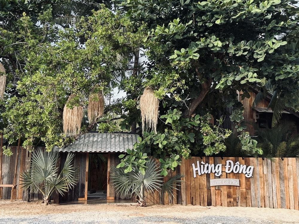 Tại Mũi Né có nhiều quán cà phê không gian xanh mát để bạn thư giãn (Nguồn: Hừng Đông Coffee)